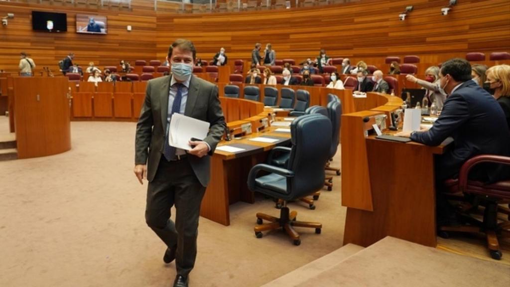 Alfonso Fernández Mañueco, en el Pleno de las Cortes / Miriam Chacón