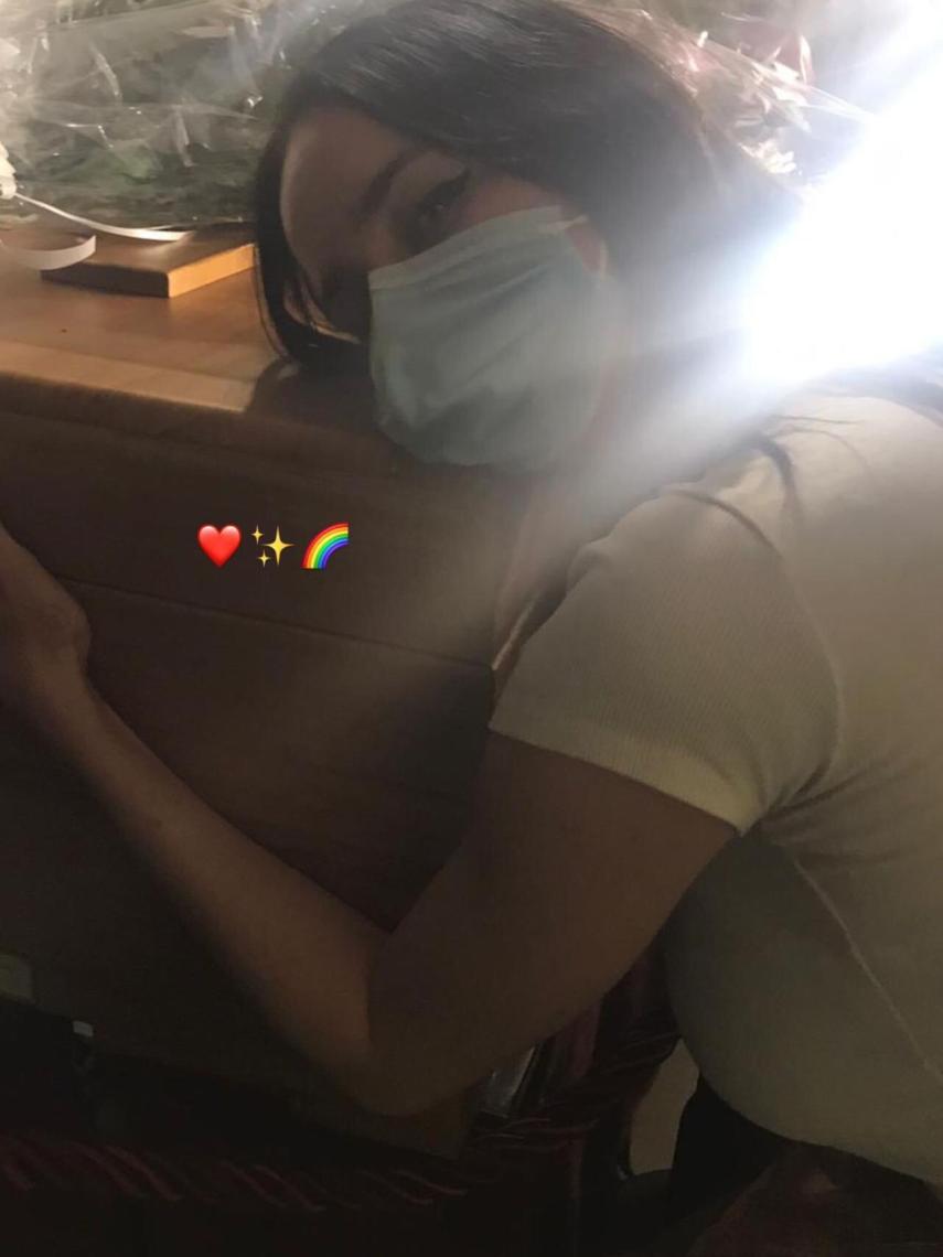 María Forqué abrazando el féretro de su madre, Verónica Forqué.