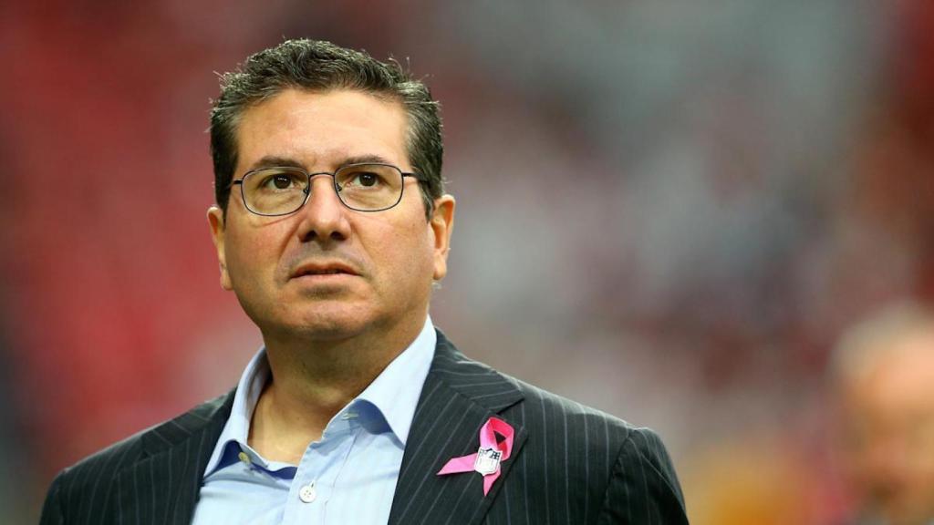 Daniel Snyder, propietario del Washington Football Team de la NFL, antes de un partido.