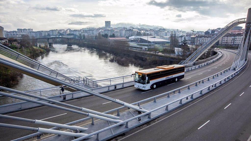 Autobús de la compañía Monbus, en Ourense.