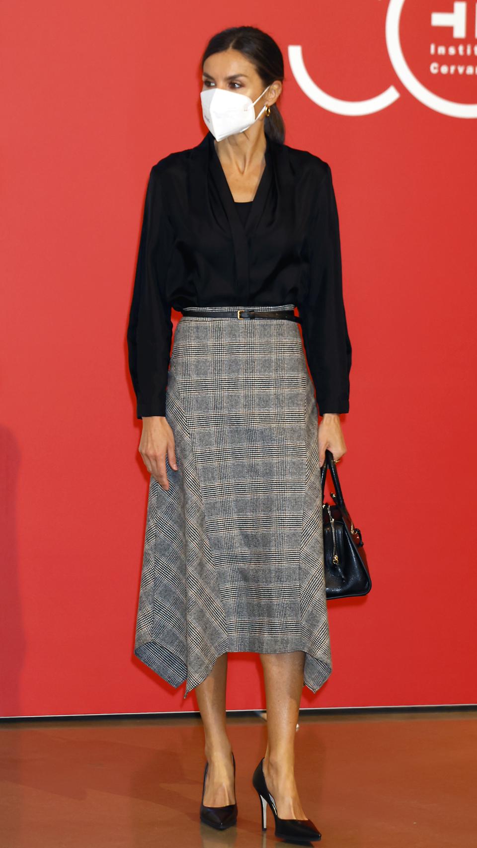 La reina Letizia con su falda estampado Príncipe de Gales.