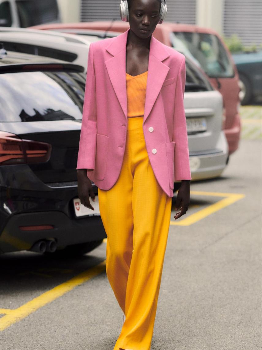 La mujer Sandro las lleva con chaquetas oversized.