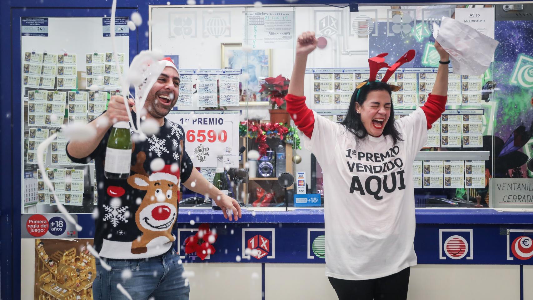 Afortunados con un premio de la Lotería de Navidad.