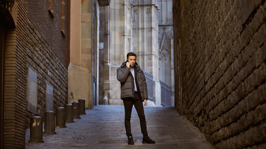 Enrique habla por teléfono antes de atender a este periódico.