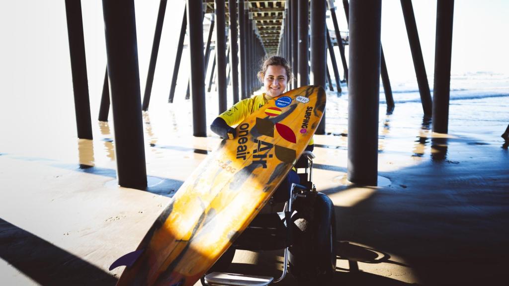 Almagro con su tabla de surf.