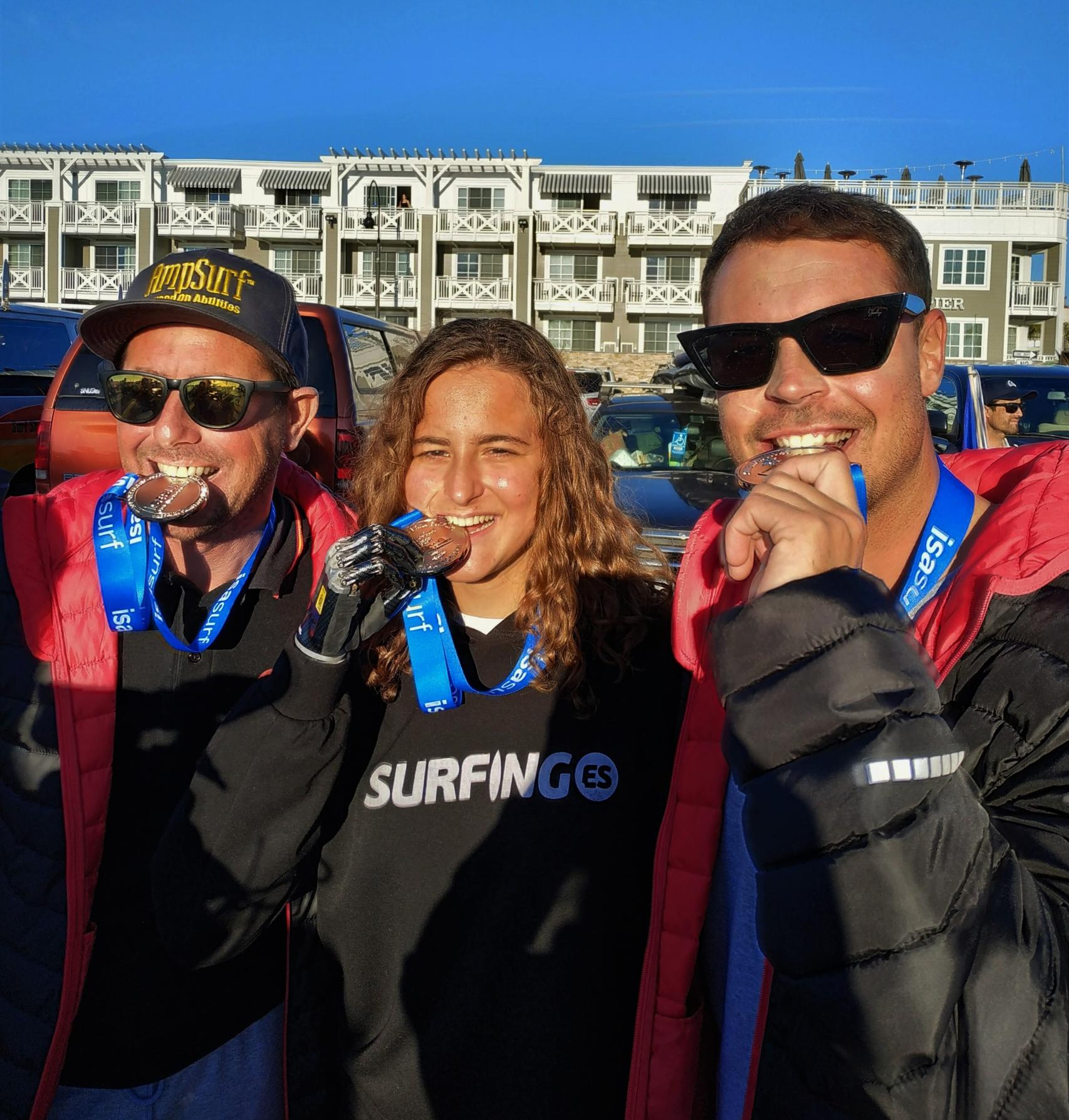 Sarah posa con su medalla de plata.