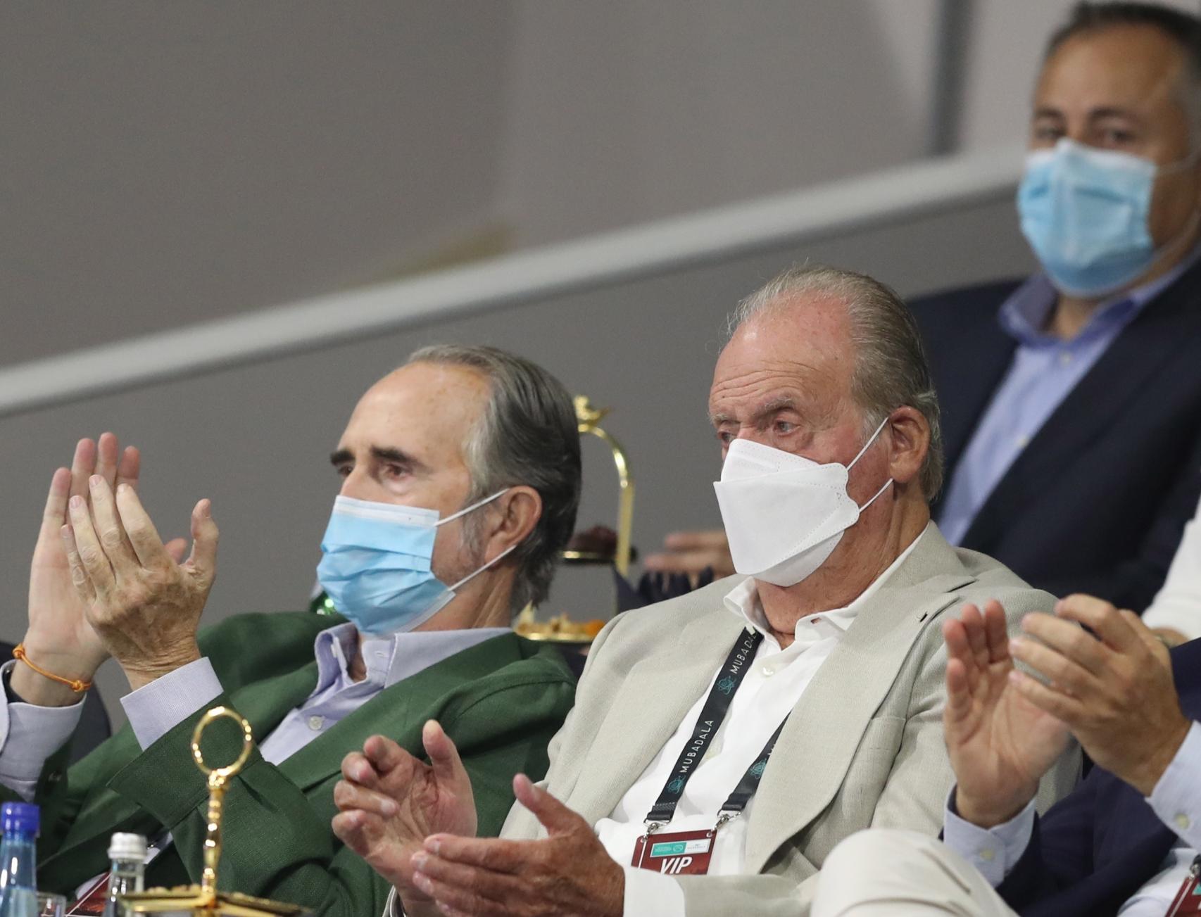 El rey emérito viendo el partido de tenis de Nadal.