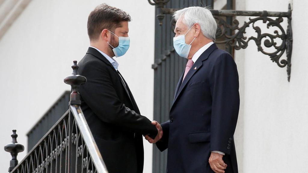 El presidente saliente de Chile, Sebastián Piñera, y el electo, Gabriel Boric, reunidos en La Moneda.