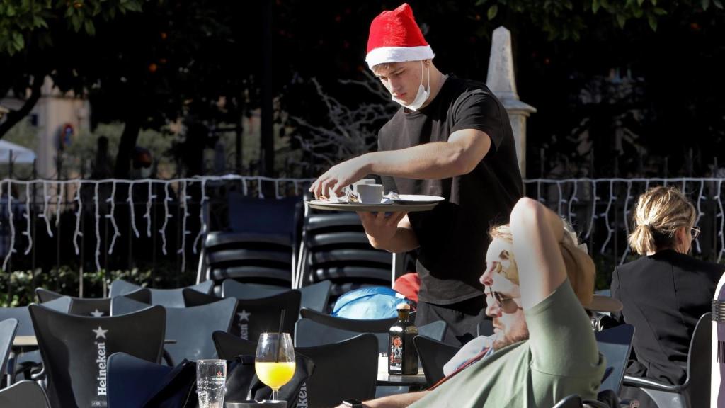 Turistas en una terraza por el buen tiempo, la semana pasada.