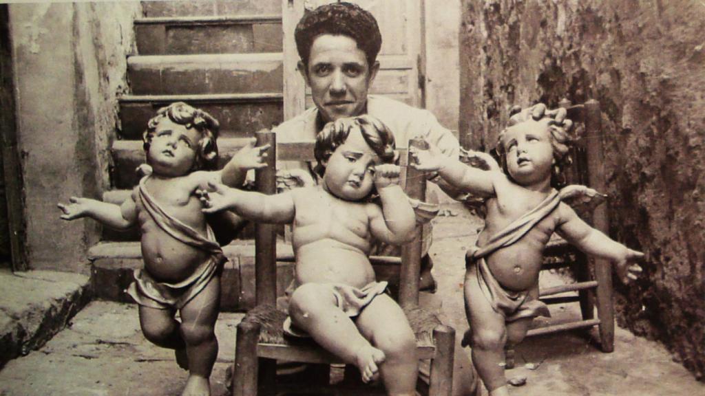 Una foto del joven artista alicantino junto a una escultura.