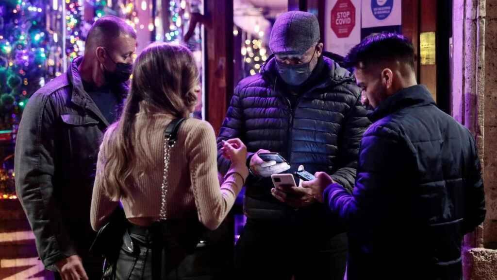 Control de pasaporte Covid a las puertas de un local de ocio nocturno.