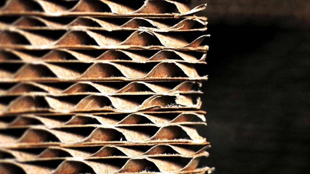 Detalle de varias láminas de cartón apiladas.