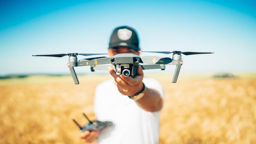 Una persona sosteniendo un dron.