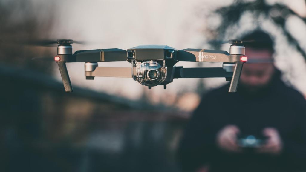Una persona pilotando un dron.