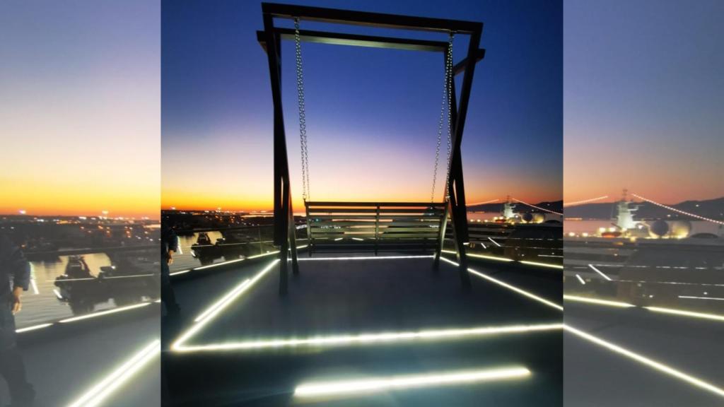 El Columpio de Vigo durante el atardecer en A Laxe.