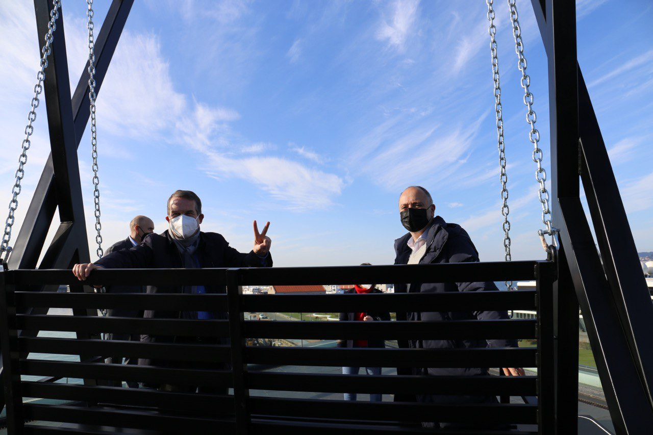 Abel Caballero en la inauguración del columpio en A Laxe.
