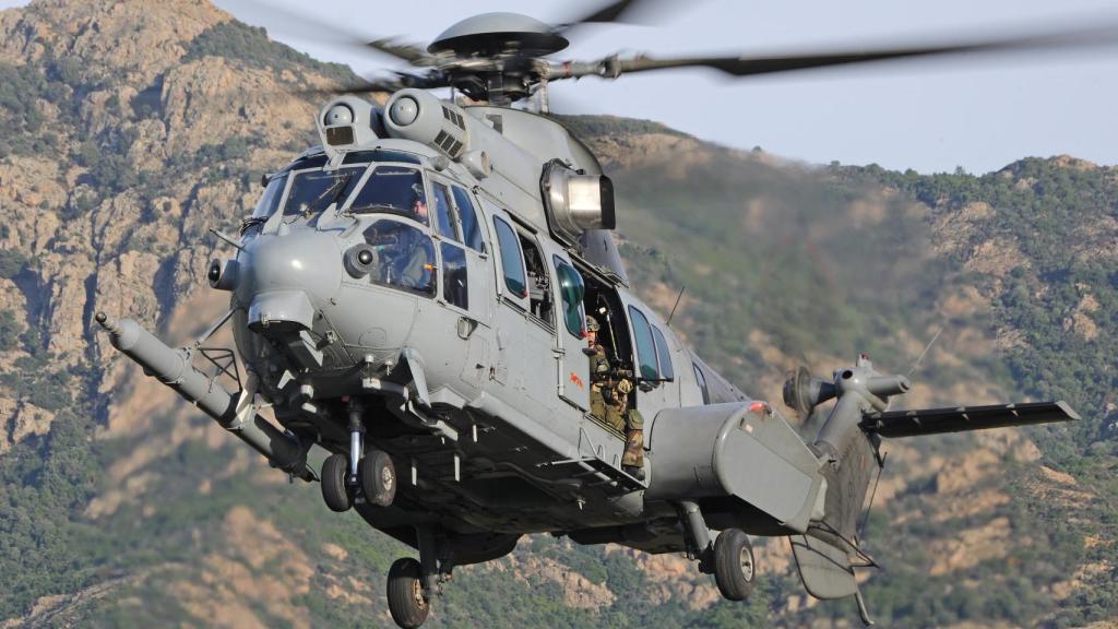 Airbus H225M con pértiga de reabastecimiento en vuelo