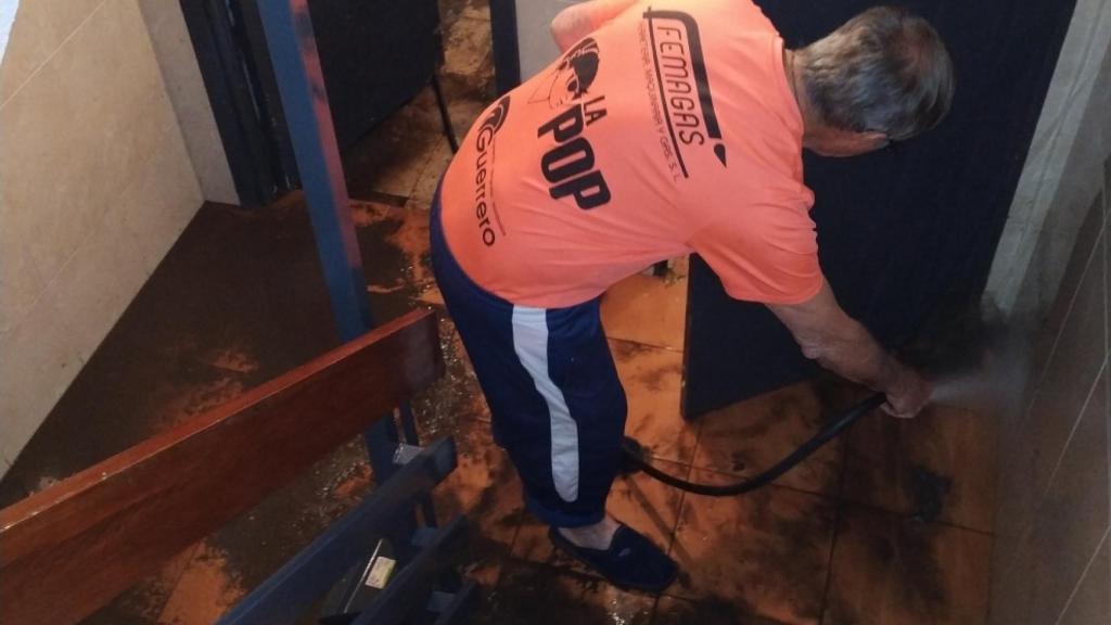 Un vecino haciendo frente al problema de las viviendas.