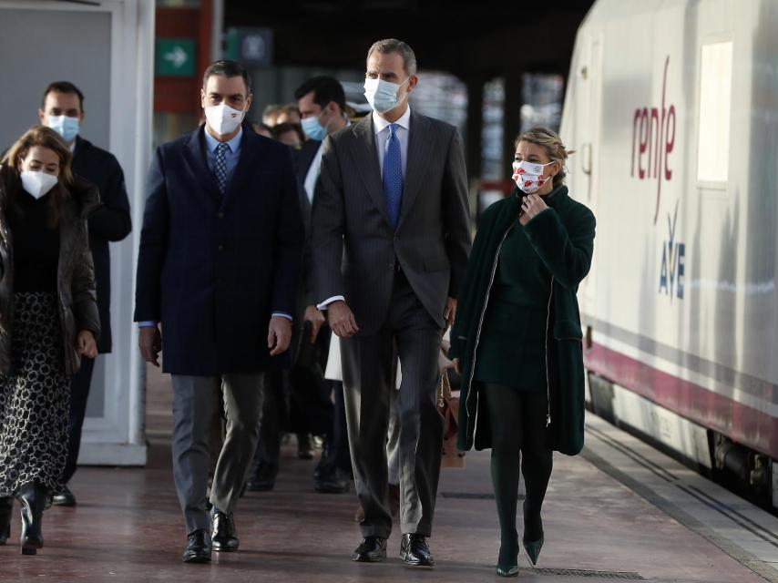 Yolanda Díaz, a la derecha de la imagen vestida de verde, junto al rey Felipe VI, el presidente Pedro Sánchez y la ministra de Transportes, Raquel Sánchez.