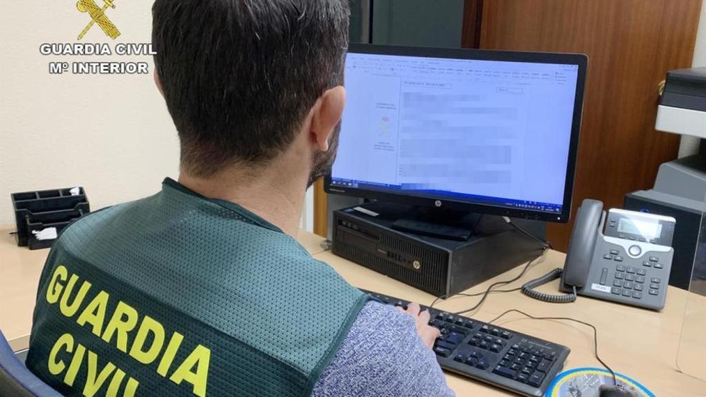 Operación de la Guardia Civil contra un matrimonio y su hija menor que estafaban por Internet.