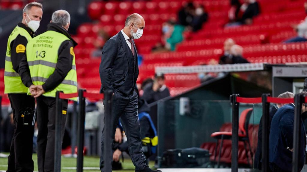 Aitor Elizegi, sobre el césped de San Mamés.