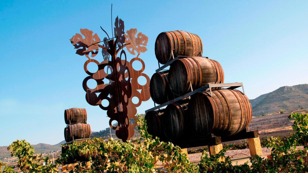 Una escultura que homenajea a la uva en una de las entradas de acceso a La Romana.