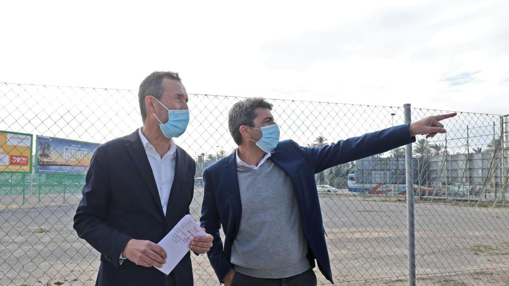 González y Mazón, durante la visita al solar donde se construirá el palacio de congresos de Elche.