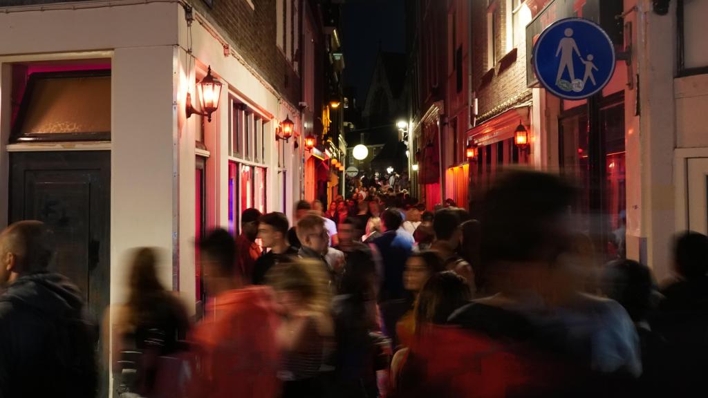 Los estudios de la UMH y UV señalan que uno de cada cinco hombres ha pagado por tener sexo.