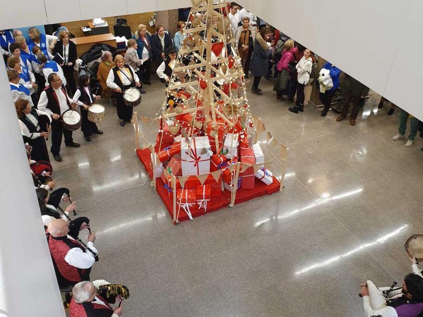 Árbol de Navidad en el Ayuntamiento de Villaquilambre