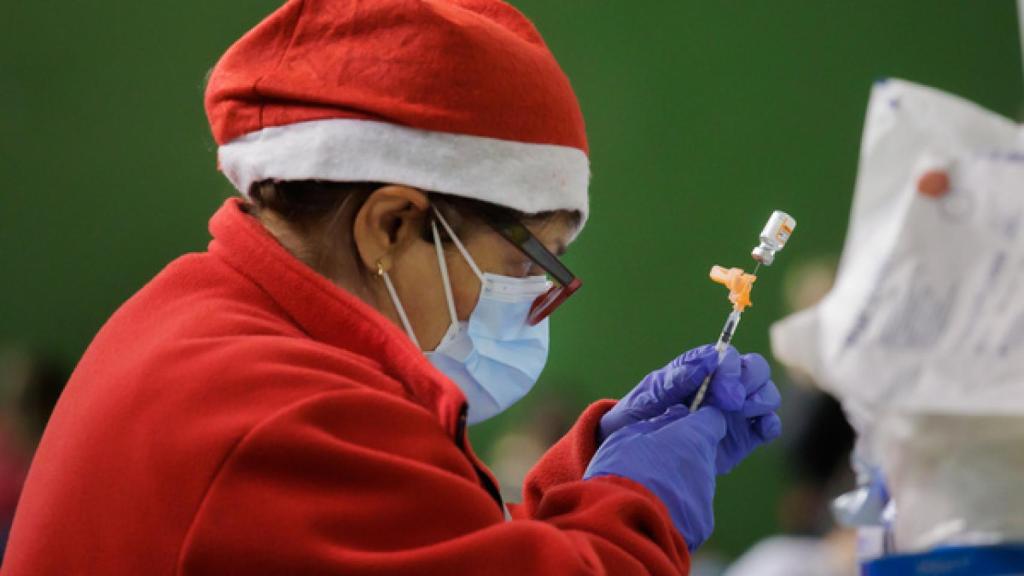 Una sanitaria prepara una dosis de vacuna contra la Covid 19