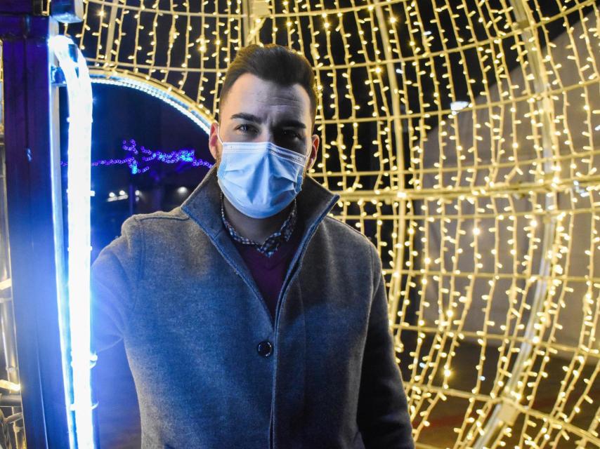 Roberto Migallón, alcalde de Zaratán, junto a la bola de luces instalada en la Plaza Mayor