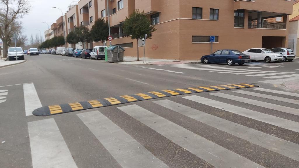 Banda sonora reductora de velocidad en La Hiniesta