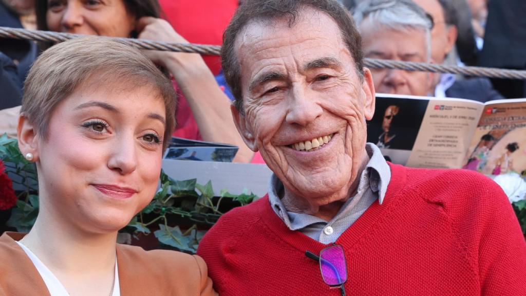 Fernando Sánchez Dragó y Emma Nogueiro en una corrida de toros en Madrid.
