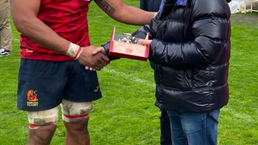 Kawa Leauma recibe un premio de manos de Antonio Blanco, presidente del COE