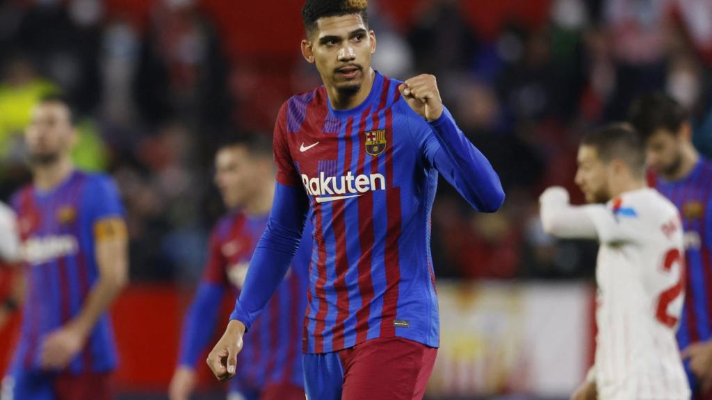 Ronald Araújo celebra un gol con el Barcelona en La Liga 2021/2022