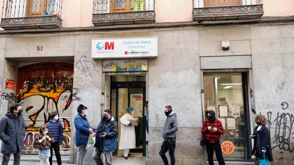Varias personas hacen cola en el centro de salud para hacerse una test del Covid.