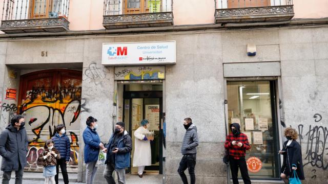 Varias personas hacen cola en el centro de salud para hacerse una test del Covid.