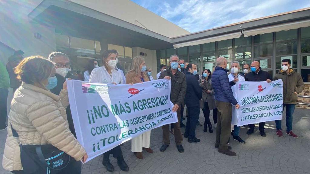 Concentración en contra de una agresión a un sanitario en un centro de salud de Málaga.