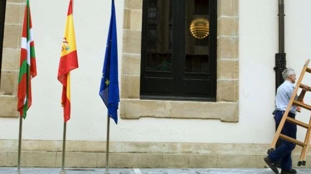 Las tres banderas en el Parlamento vasco.