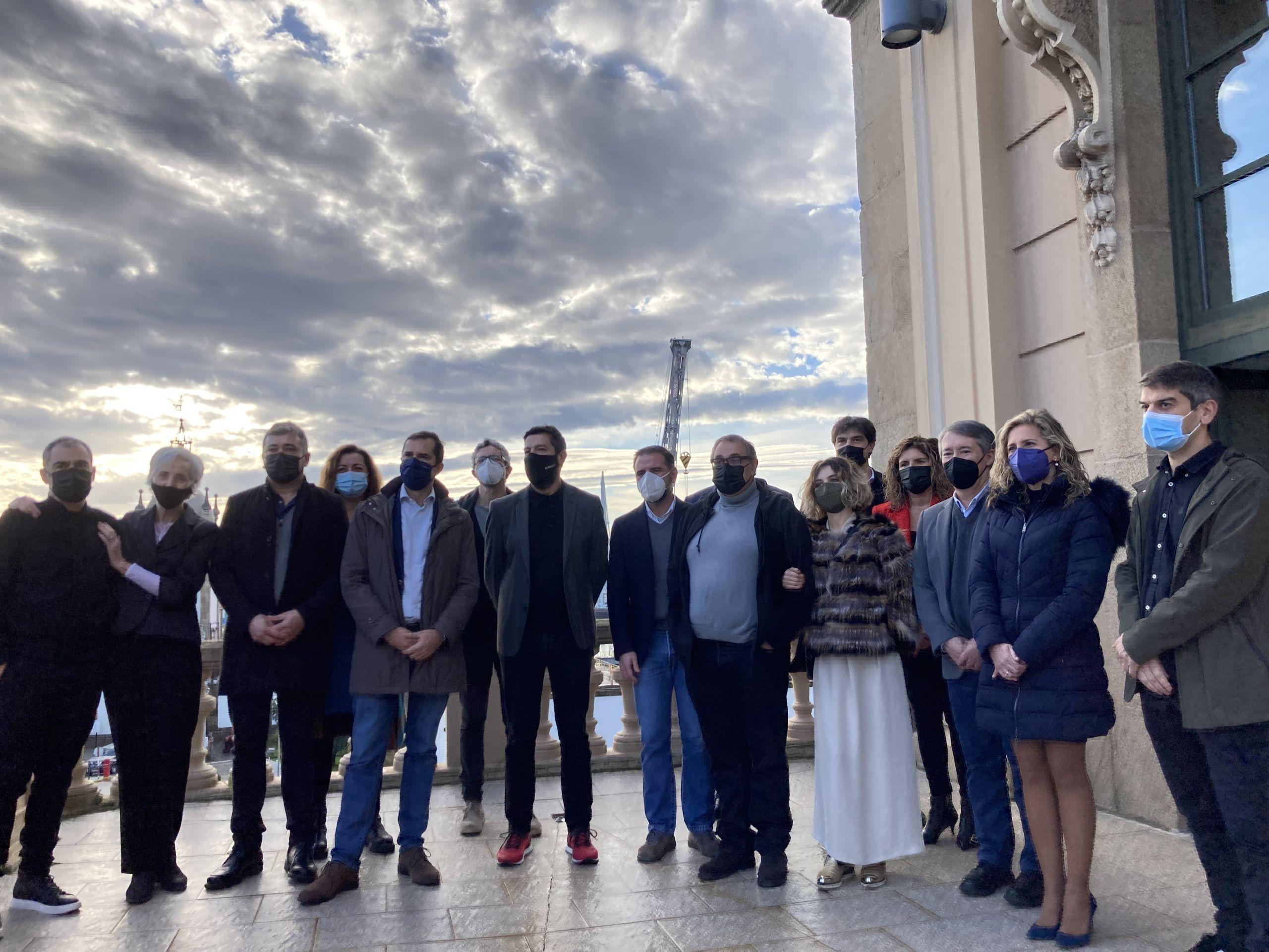 Posado en la terraza del Teatro Jofre de Ferrol. Foto: Concello de Ferrol.