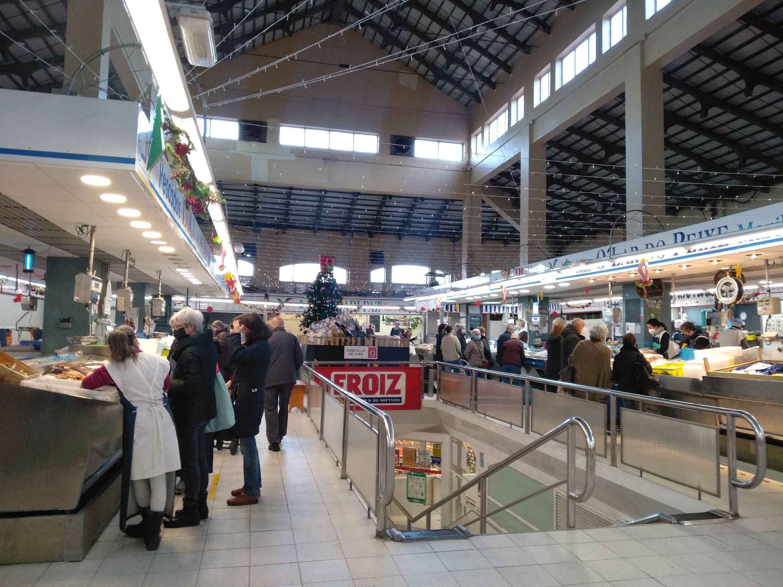 Clientes en el Mercado de Teis.