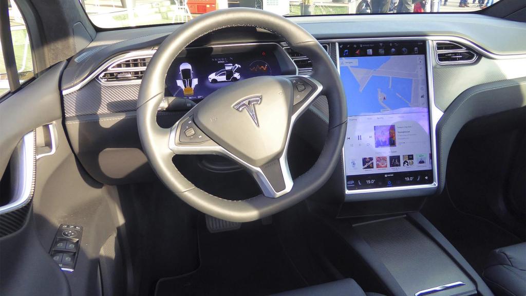 Salpicadero del Tesla S, uno de los primeros coche conectados en un grado que desconocíamos. FOTO: Adolfo Plasencia.