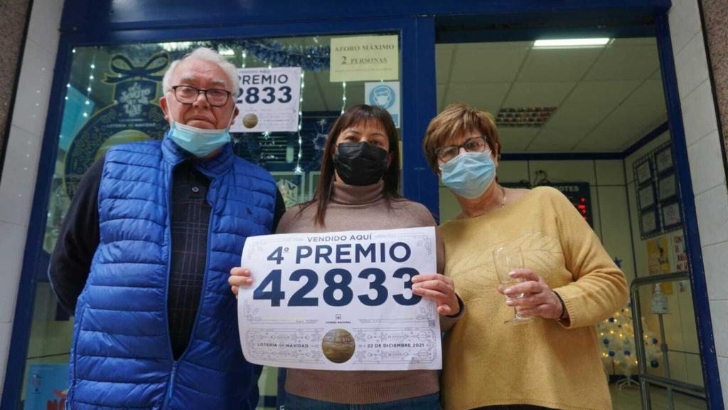 El ganador de un décimo, José Luis, con las responsables de la administración, Ana Javaloyes y María Asunción Blasco.