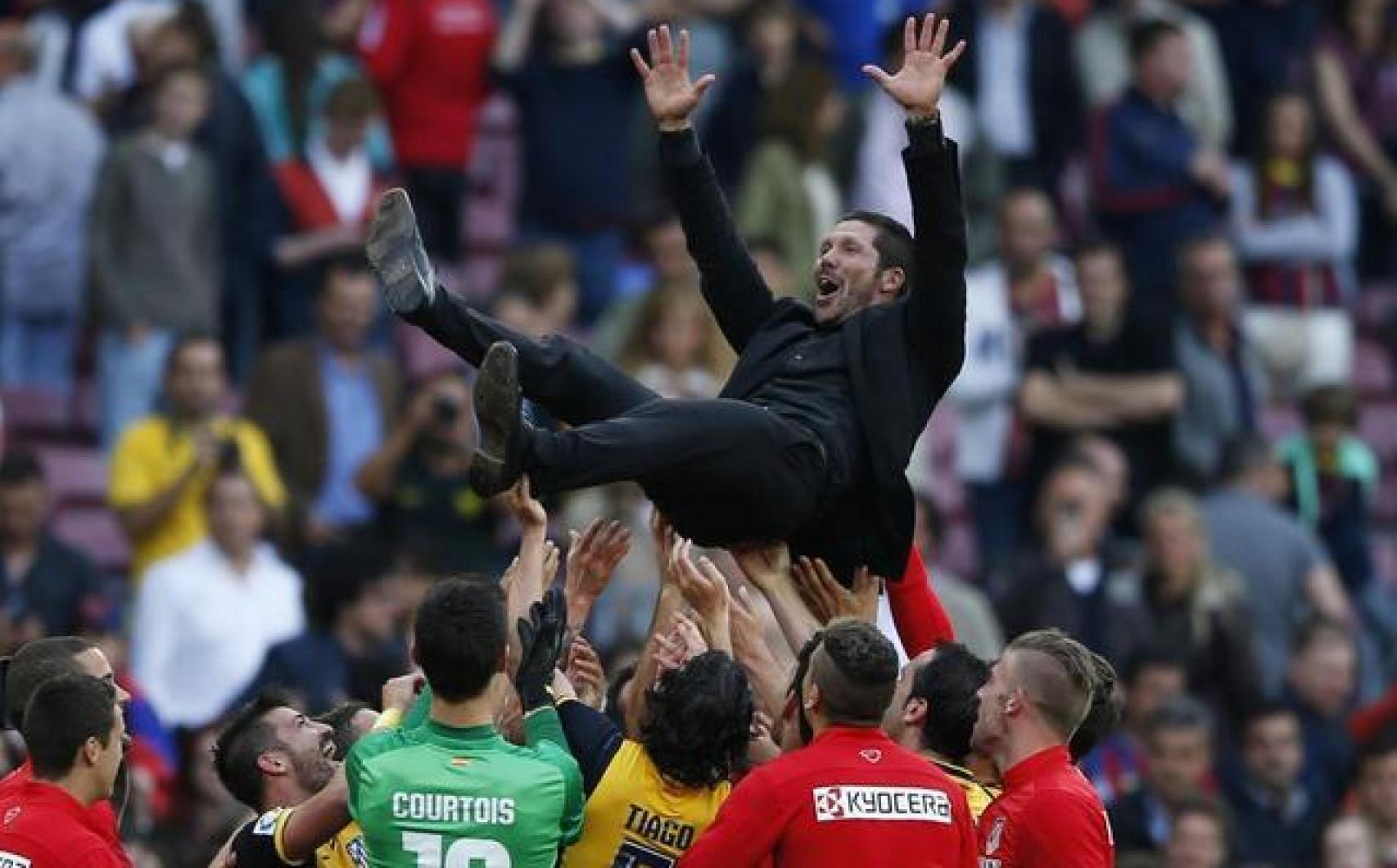 Simeone, manteado por su equipo tras ganar La Liga en 2014
