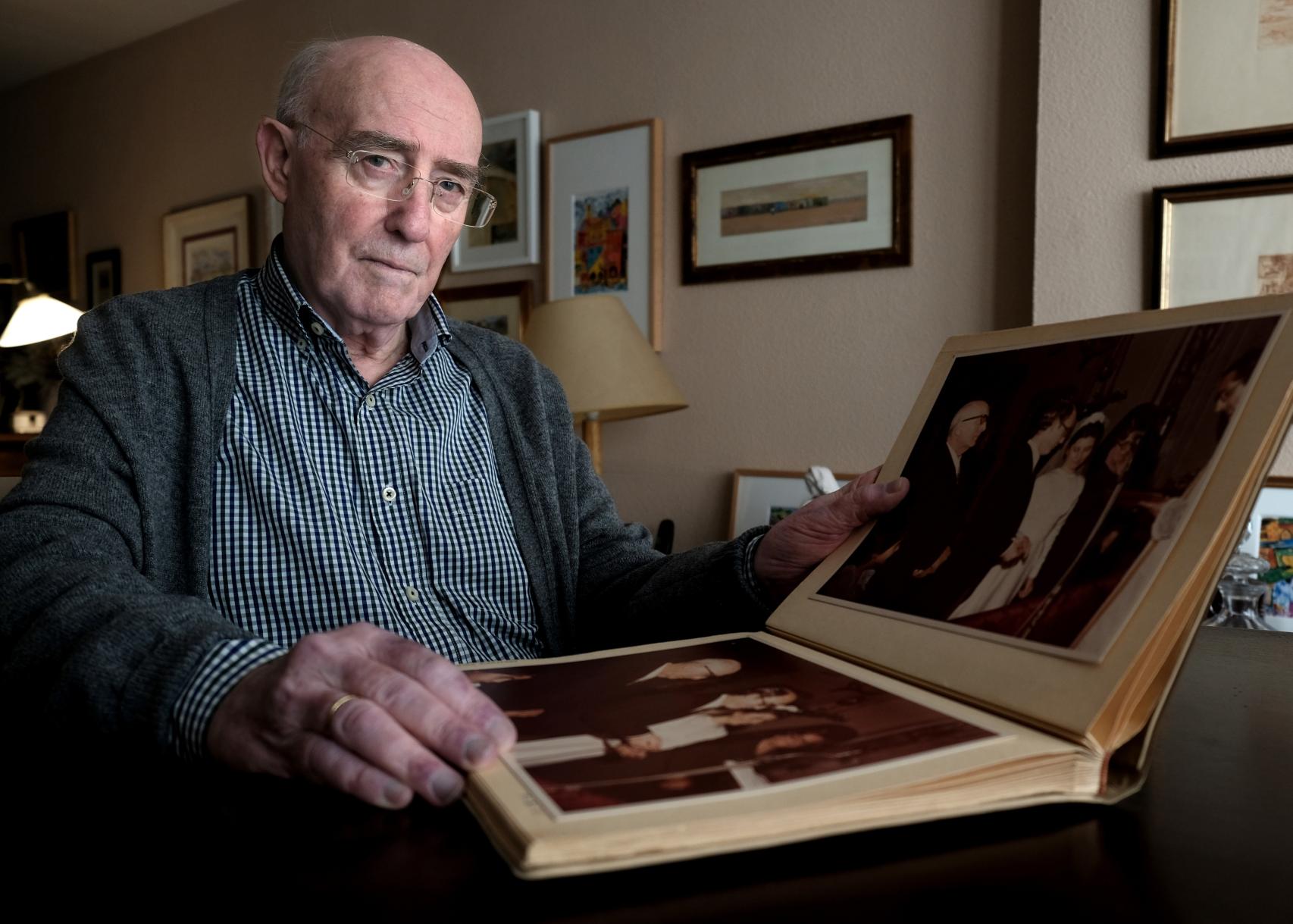 José Antonio, en su casa, con el álbum de su boda.