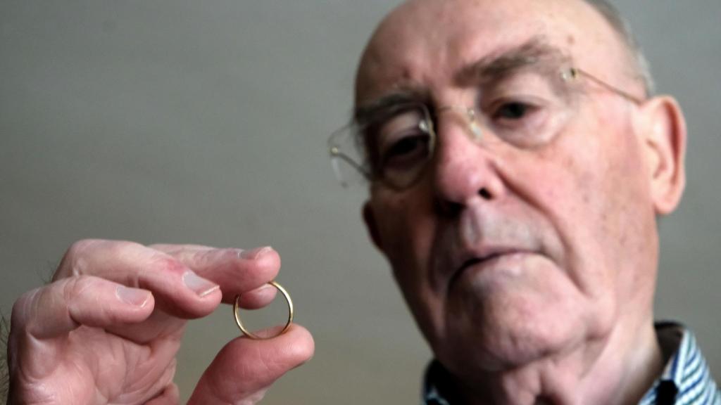 José Antonio, tras recuperar la alianza de su mujer.