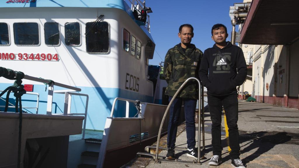 Wahyudi y Rohidin, dos marineros en Burela.