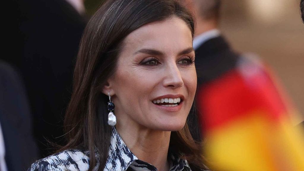 La reina luciendo sus pendientes de Tous, con un zafiro del que cuelga una perla salvaje.