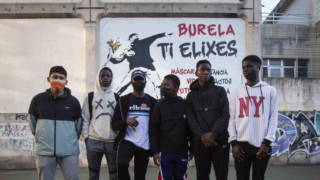 Varios chavales de Burela posan en medio de un partido de fútbol.