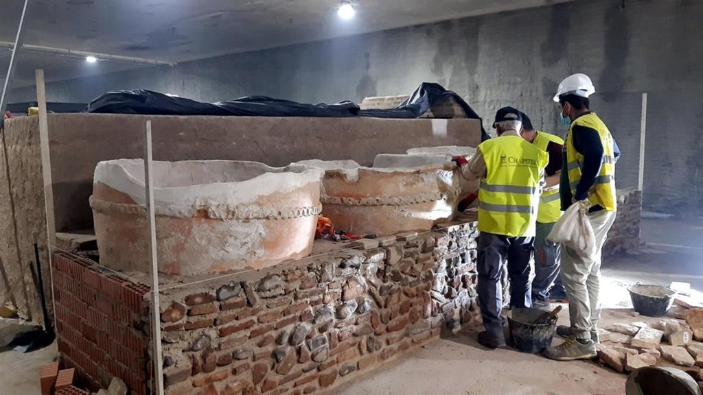 Vasijas de una antigua curtiduría encontrada en el trazado del Metro de Málaga.